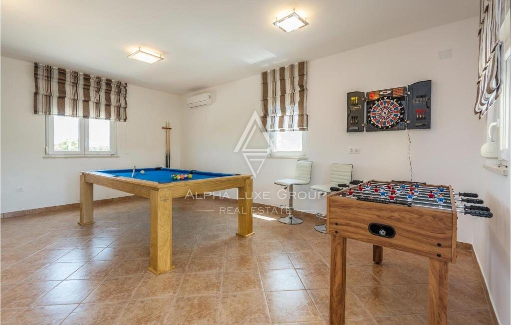 Poreč, Istra - Elegantna dvostanovanjska vila z zasebnim bazenom zdaj na voljo