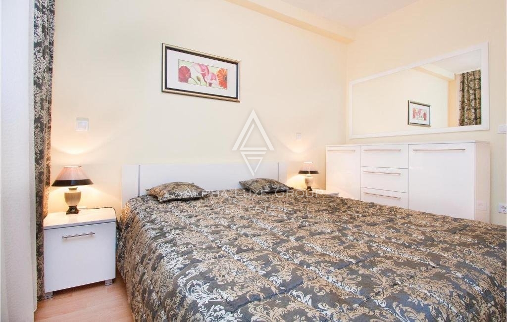 Poreč, Istra - Elegantna dvostanovanjska vila z zasebnim bazenom zdaj na voljo