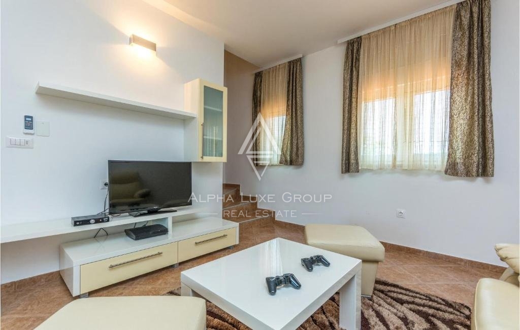 Poreč, Istra - Elegantna dvostanovanjska vila z zasebnim bazenom zdaj na voljo