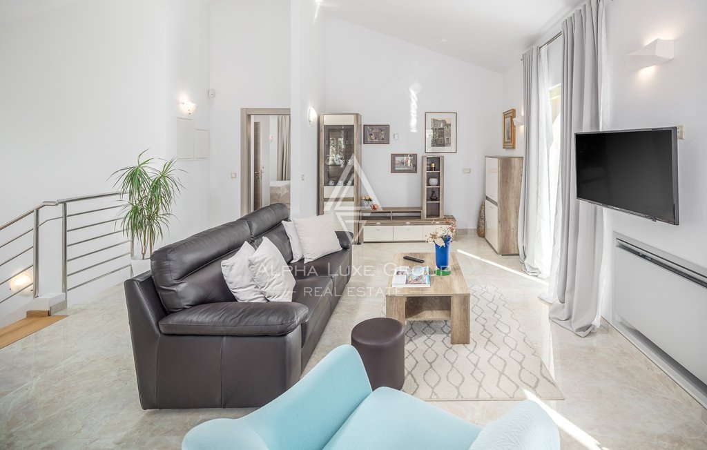Razkošna Vila z Oljčnim Nasadom v Vodnjanu, Istri: Sinteza Elegance in Narave