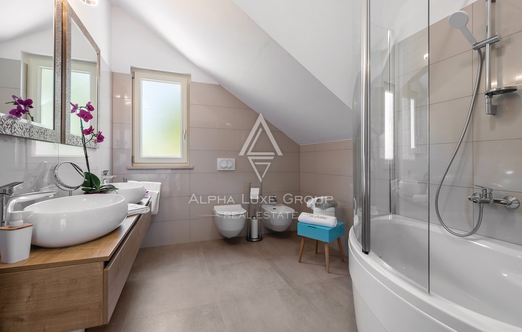 Razkošna Vila z Oljčnim Nasadom v Vodnjanu, Istri: Sinteza Elegance in Narave