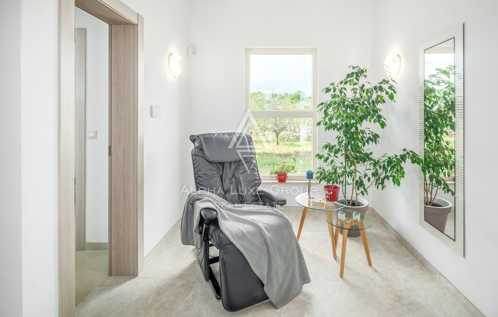 Razkošna Vila z Oljčnim Nasadom v Vodnjanu, Istri: Sinteza Elegance in Narave