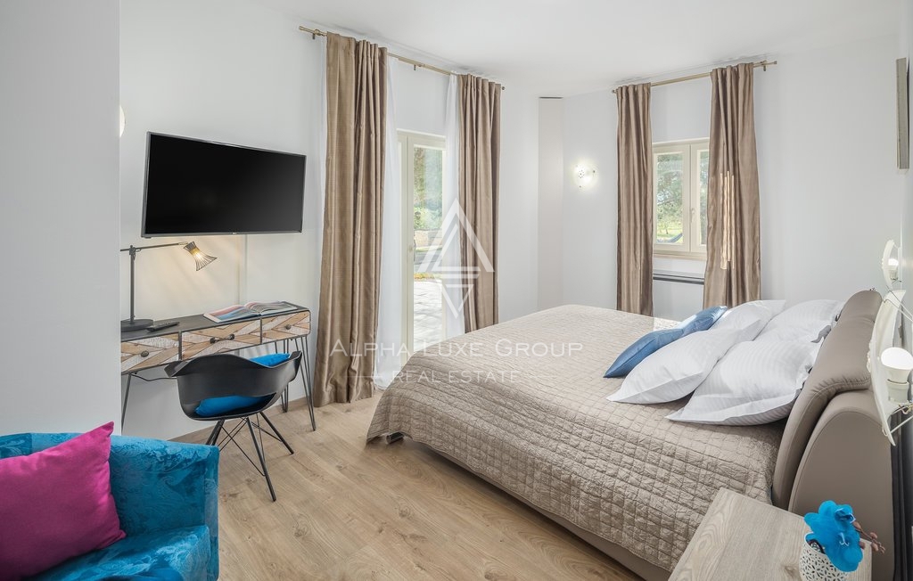 Razkošna Vila z Oljčnim Nasadom v Vodnjanu, Istri: Sinteza Elegance in Narave