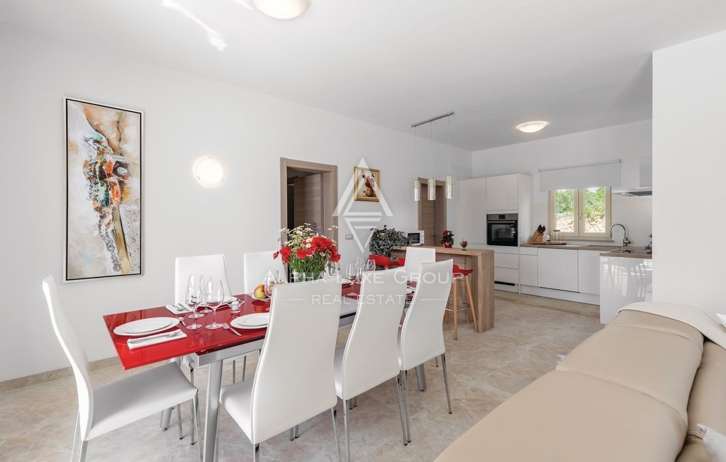 Razkošna Vila z Oljčnim Nasadom v Vodnjanu, Istri: Sinteza Elegance in Narave