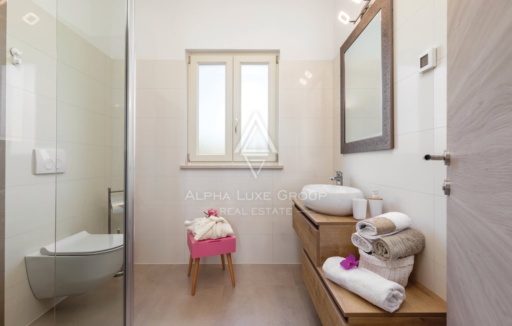 Razkošna Vila z Oljčnim Nasadom v Vodnjanu, Istri: Sinteza Elegance in Narave