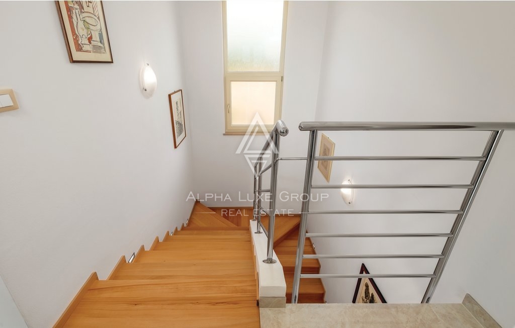 Razkošna Vila z Oljčnim Nasadom v Vodnjanu, Istri: Sinteza Elegance in Narave