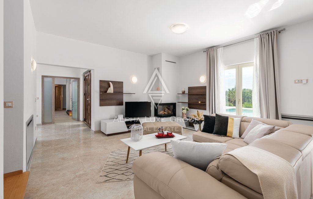 Razkošna Vila z Oljčnim Nasadom v Vodnjanu, Istri: Sinteza Elegance in Narave