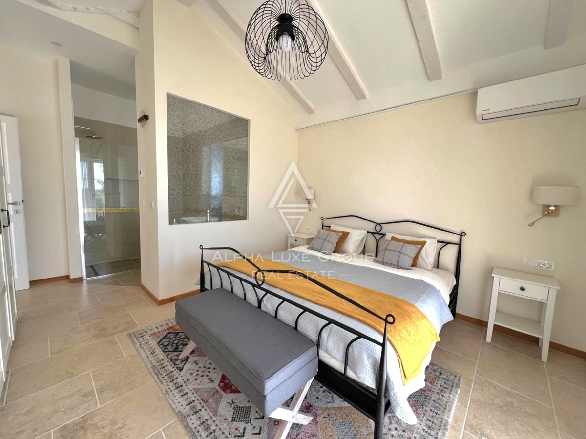 Poreč, Istra: Moderno zasnovana hiša za prodajo na iskani lokaciji