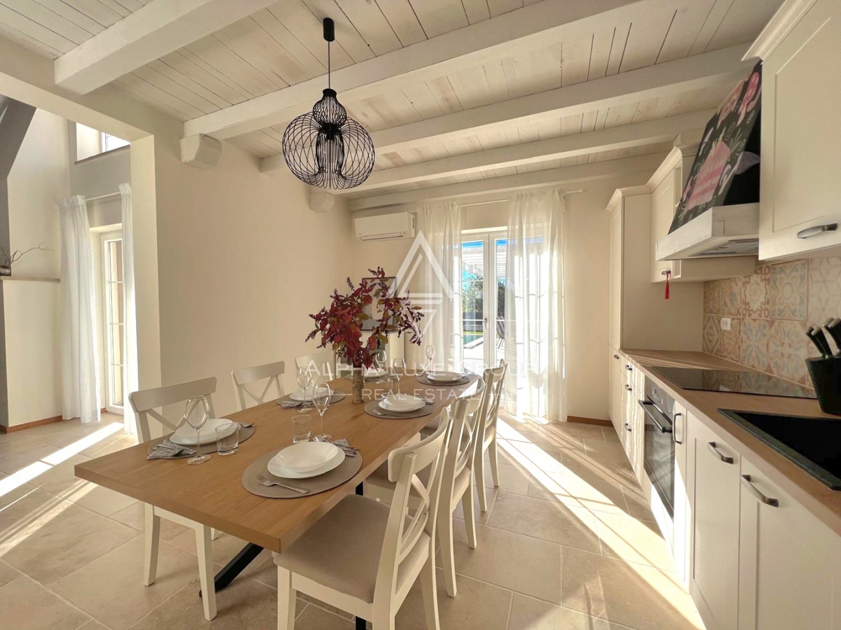 Poreč, Istra: Moderno zasnovana hiša za prodajo na iskani lokaciji