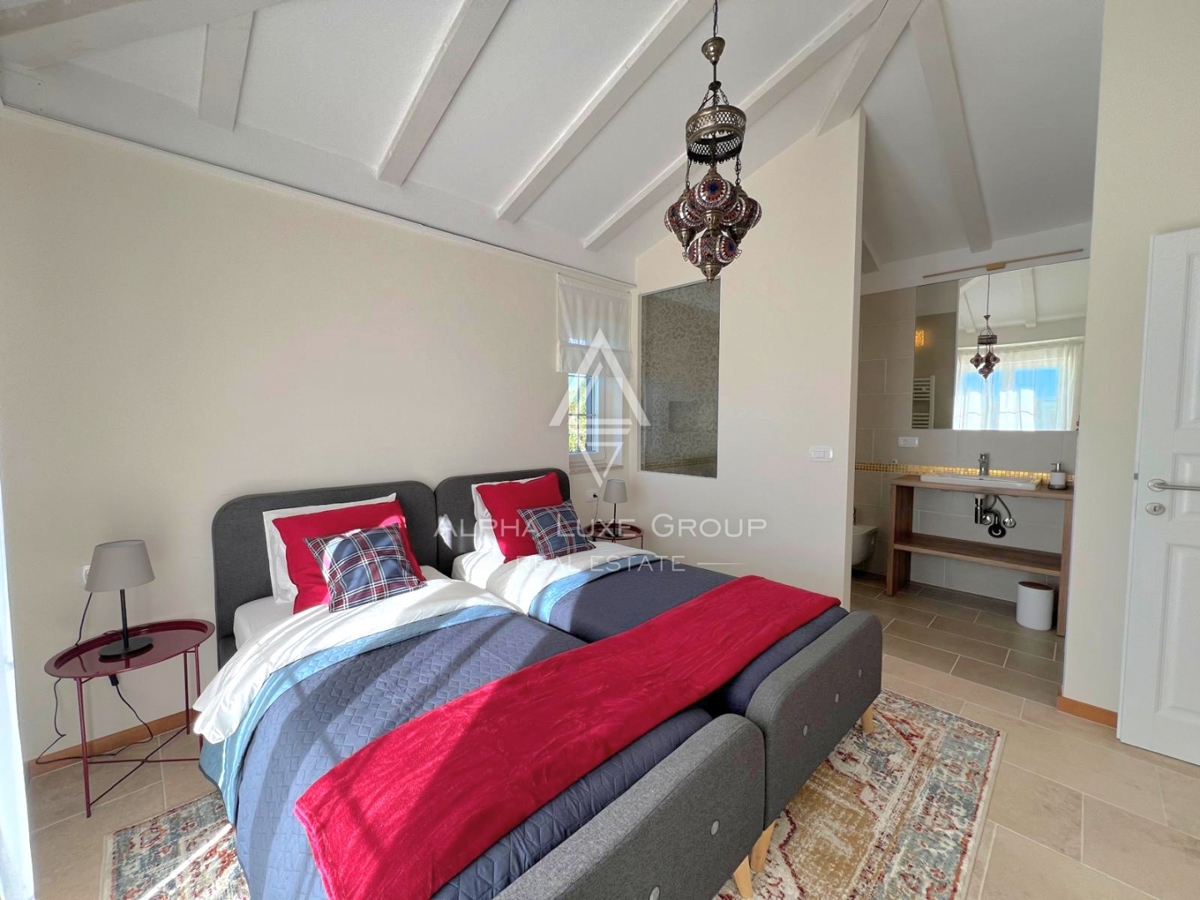 Poreč, Istra: Moderno zasnovana hiša za prodajo na iskani lokaciji