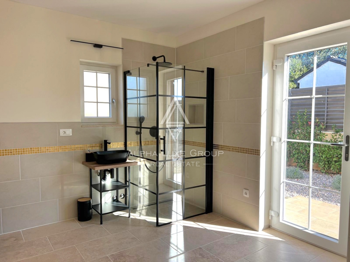 Poreč, Istra: Moderno zasnovana hiša za prodajo na iskani lokaciji