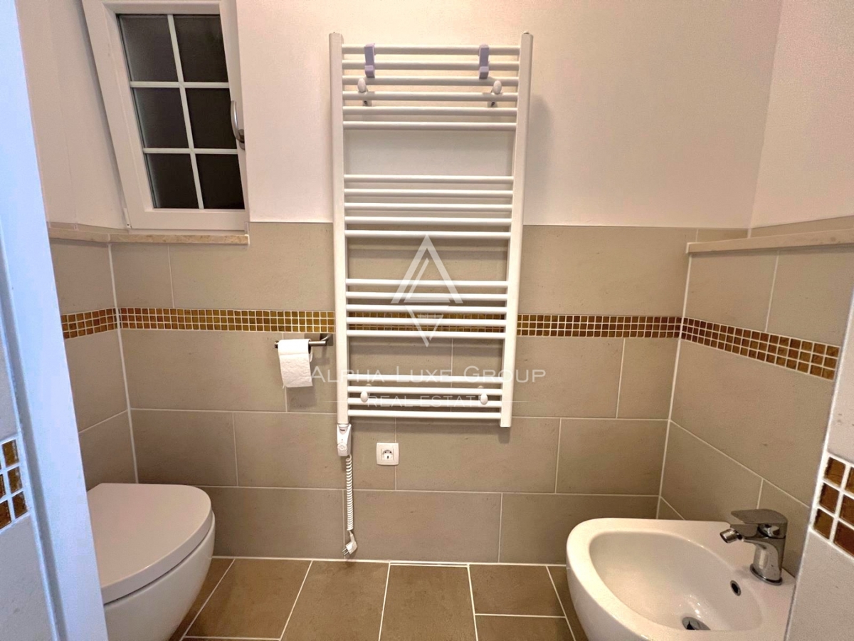 Poreč, Istra: Moderno zasnovana hiša za prodajo na iskani lokaciji