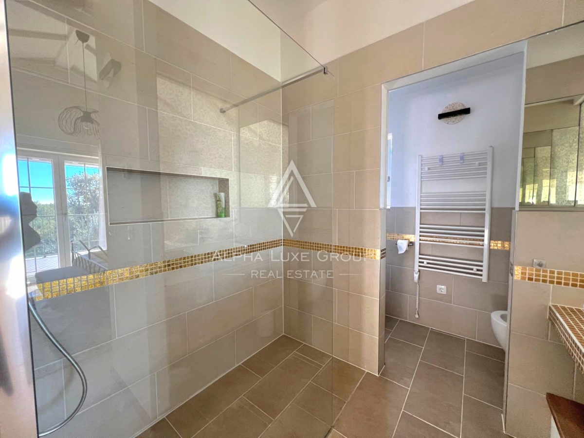 Poreč, Istra: Moderno zasnovana hiša za prodajo na iskani lokaciji