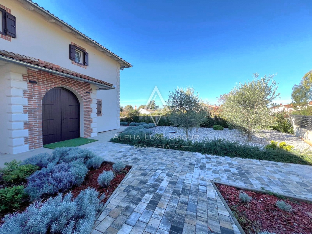 Poreč, Istra: Moderno zasnovana hiša za prodajo na iskani lokaciji