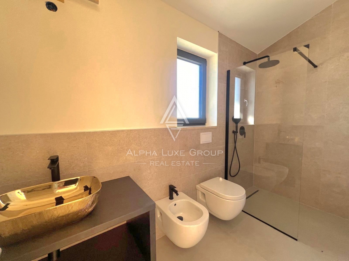 Poreč, Istra: Moderno zasnovana hiša za prodajo na iskani lokaciji