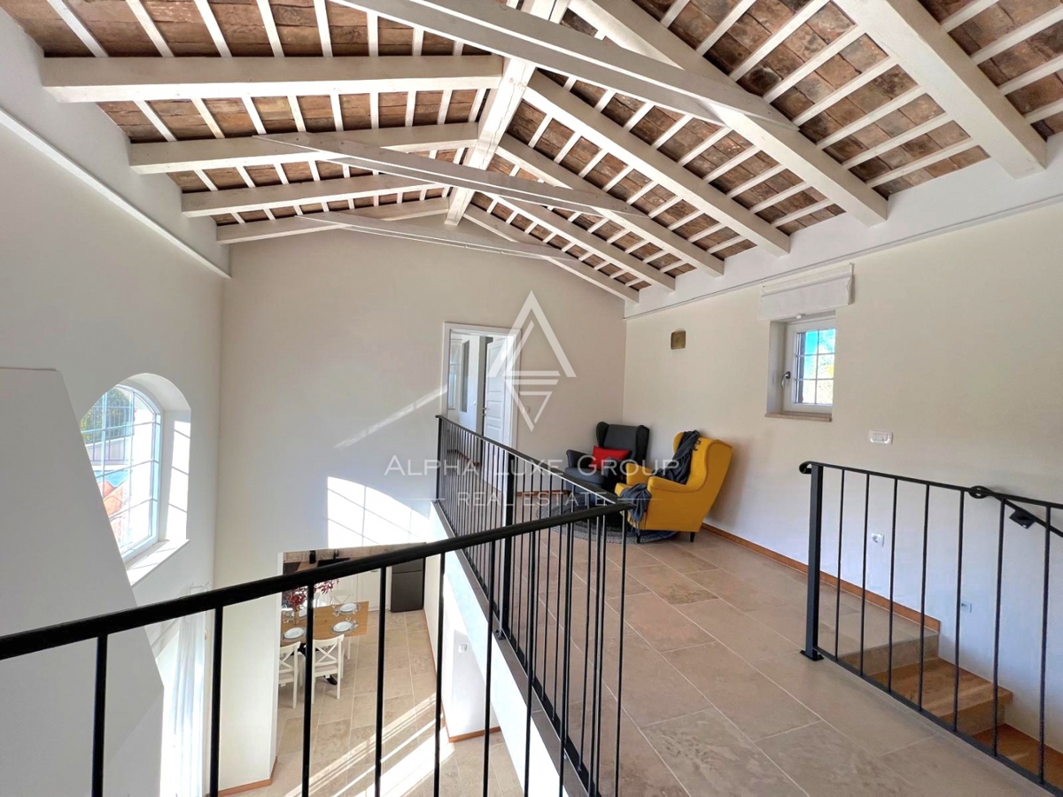 Poreč, Istra: Moderno zasnovana hiša za prodajo na iskani lokaciji