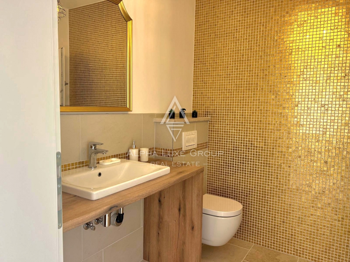 Poreč, Istra: Moderno zasnovana hiša za prodajo na iskani lokaciji