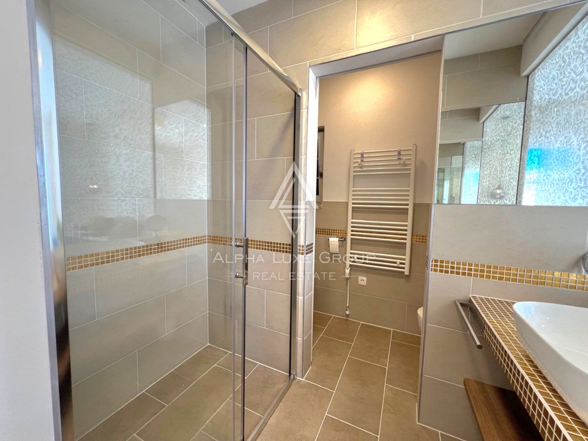 Poreč, Istra: Moderno zasnovana hiša za prodajo na iskani lokaciji