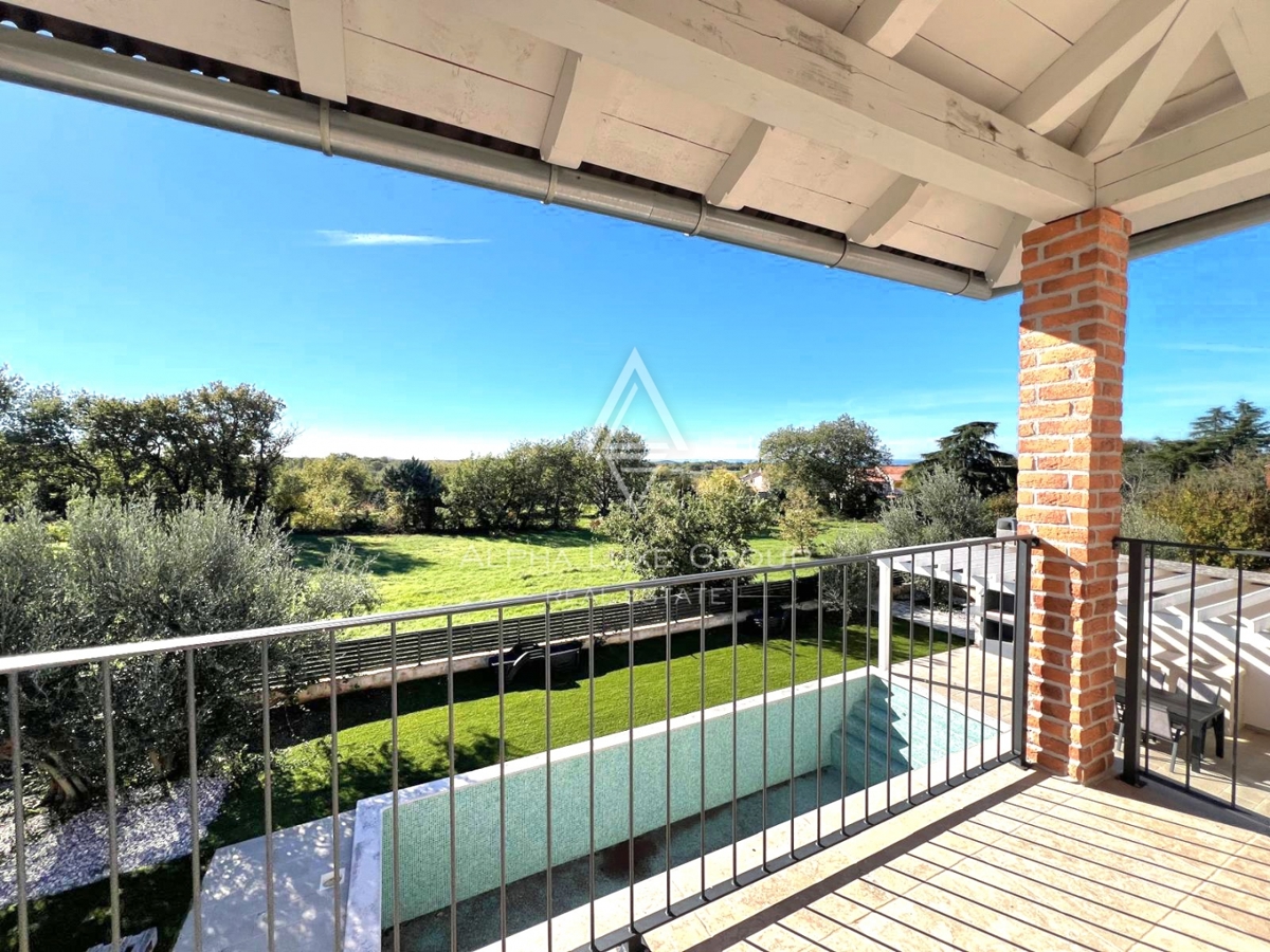 Poreč, Istra: Moderno zasnovana hiša za prodajo na iskani lokaciji