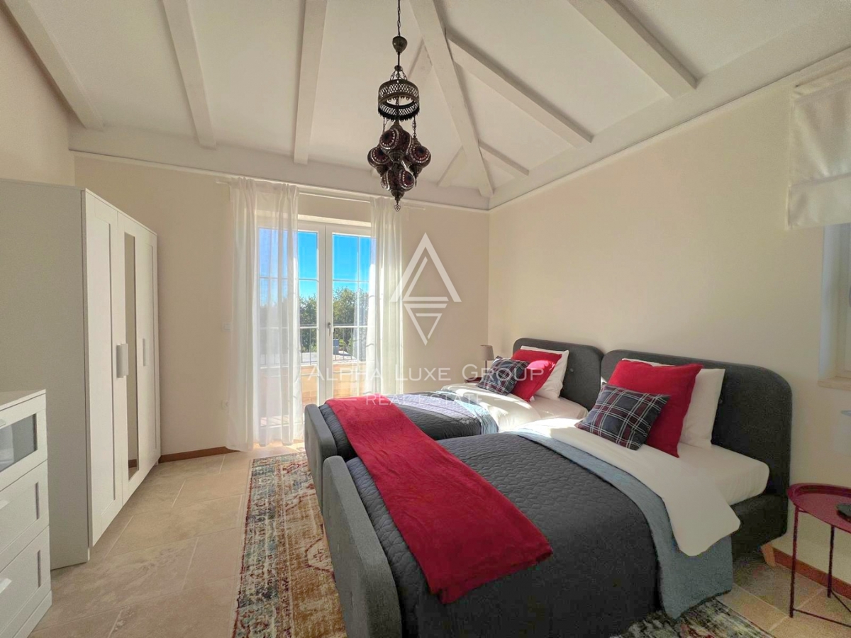 Poreč, Istra: Moderno zasnovana hiša za prodajo na iskani lokaciji