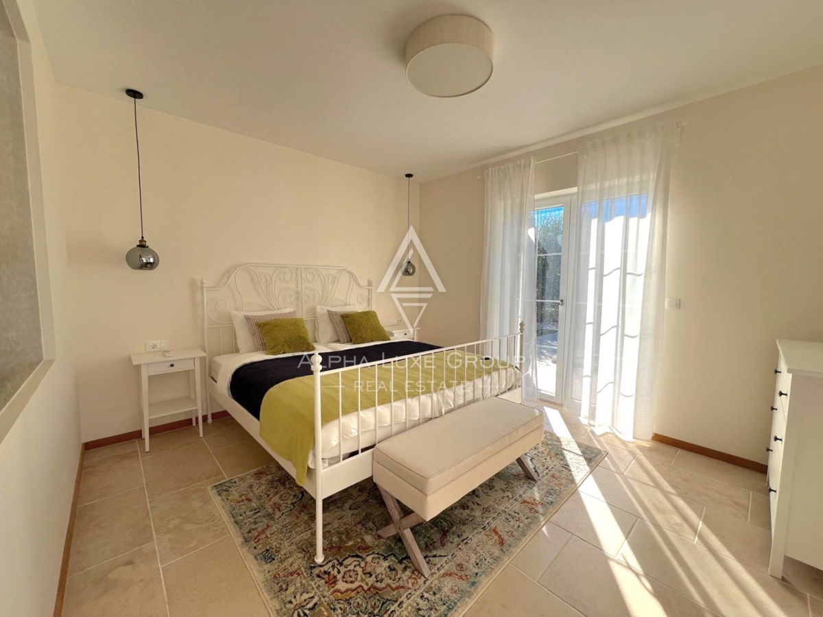 Poreč, Istra: Moderno zasnovana hiša za prodajo na iskani lokaciji