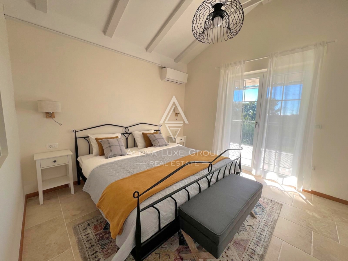 Poreč, Istra: Moderno zasnovana hiša za prodajo na iskani lokaciji