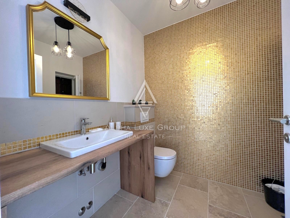 Poreč, Istra: Moderno zasnovana hiša za prodajo na iskani lokaciji