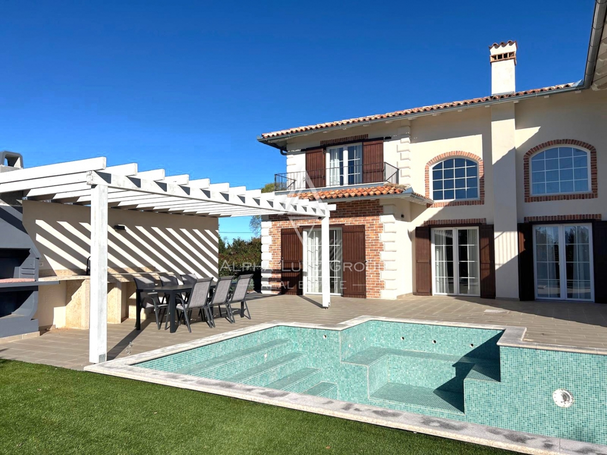 Poreč, Istra: Moderno zasnovana hiša za prodajo na iskani lokaciji