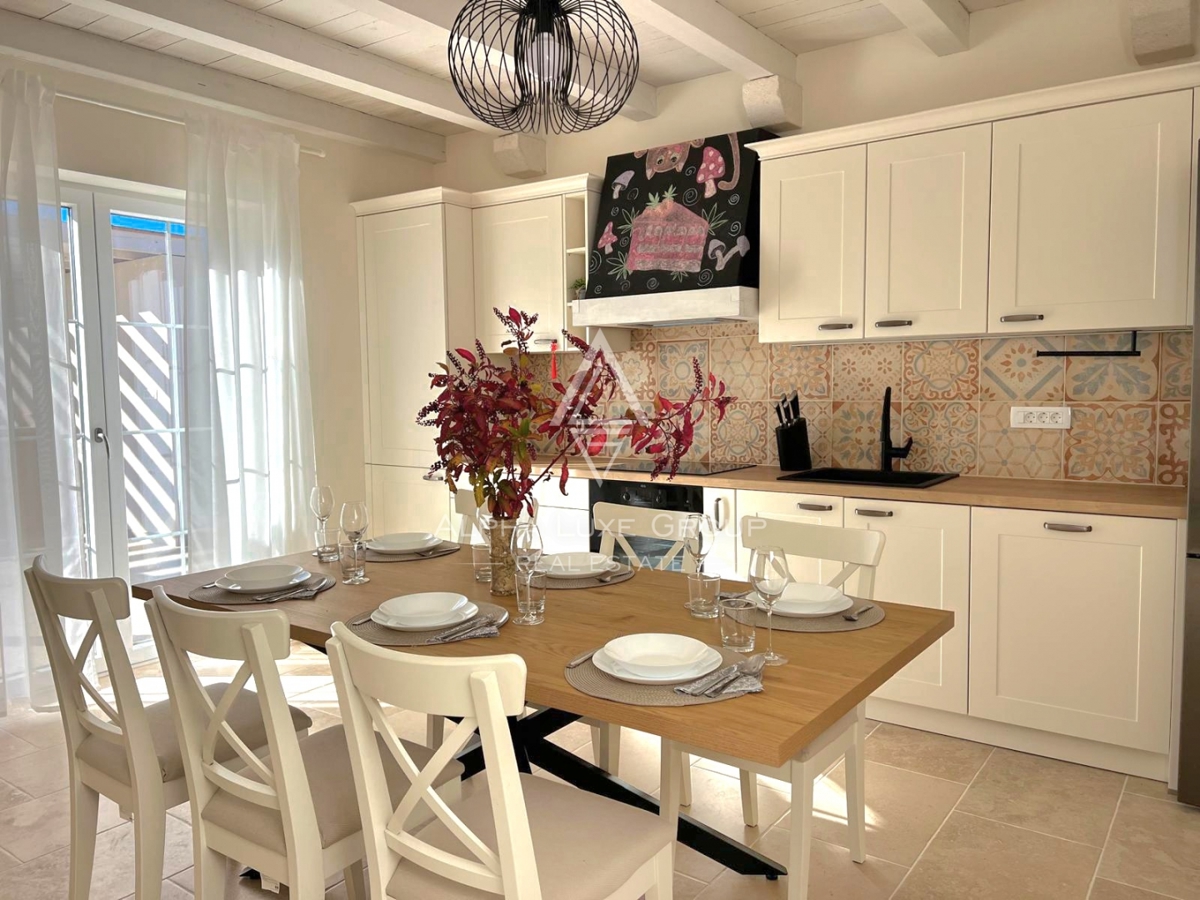 Poreč, Istra: Moderno zasnovana hiša za prodajo na iskani lokaciji