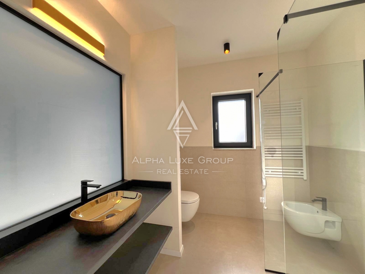 Poreč, Istra: Moderno zasnovana hiša za prodajo na iskani lokaciji