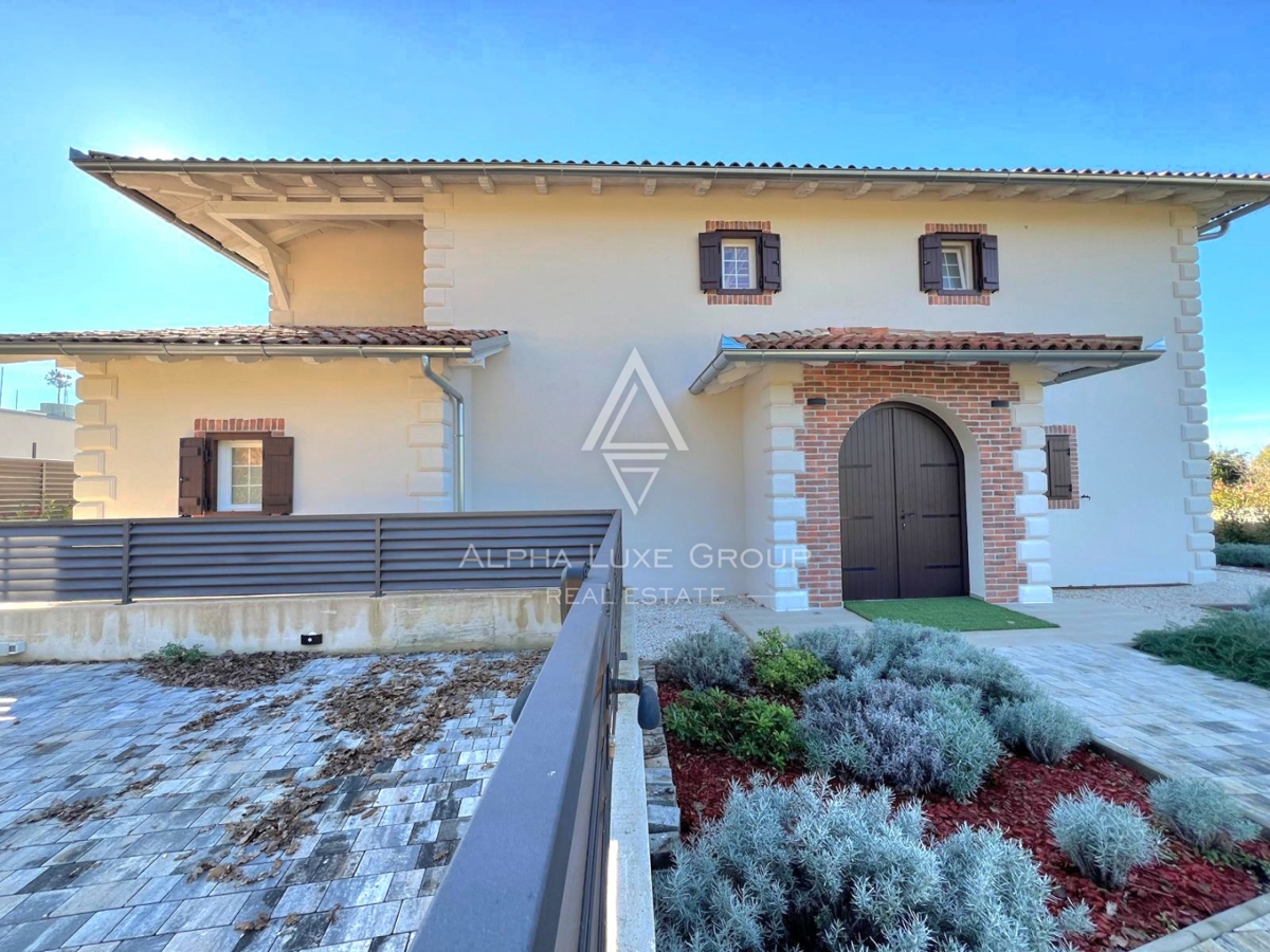 Poreč, Istra: Moderno zasnovana hiša za prodajo na iskani lokaciji