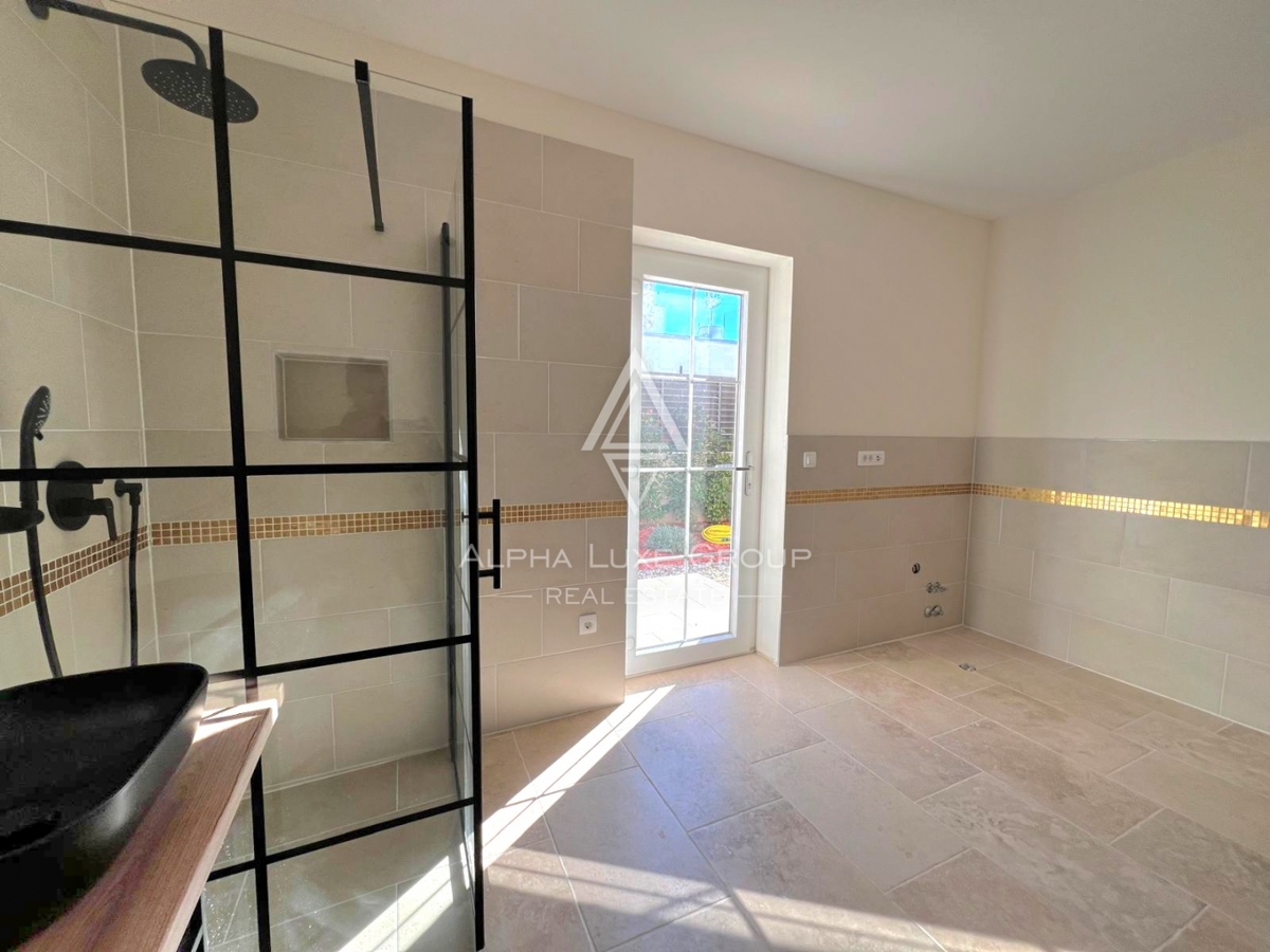 Poreč, Istra: Moderno zasnovana hiša za prodajo na iskani lokaciji