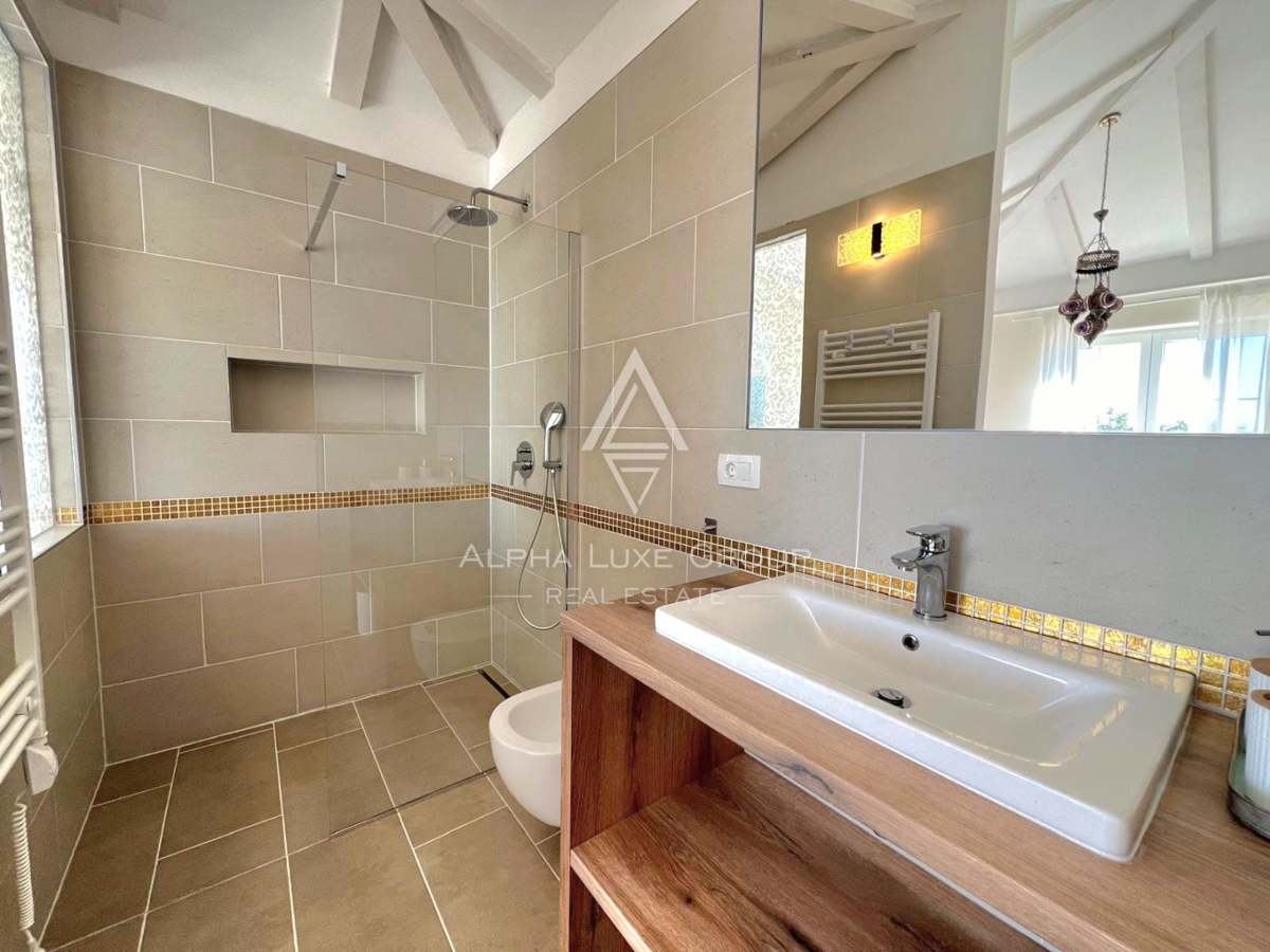 Poreč, Istra: Moderno zasnovana hiša za prodajo na iskani lokaciji