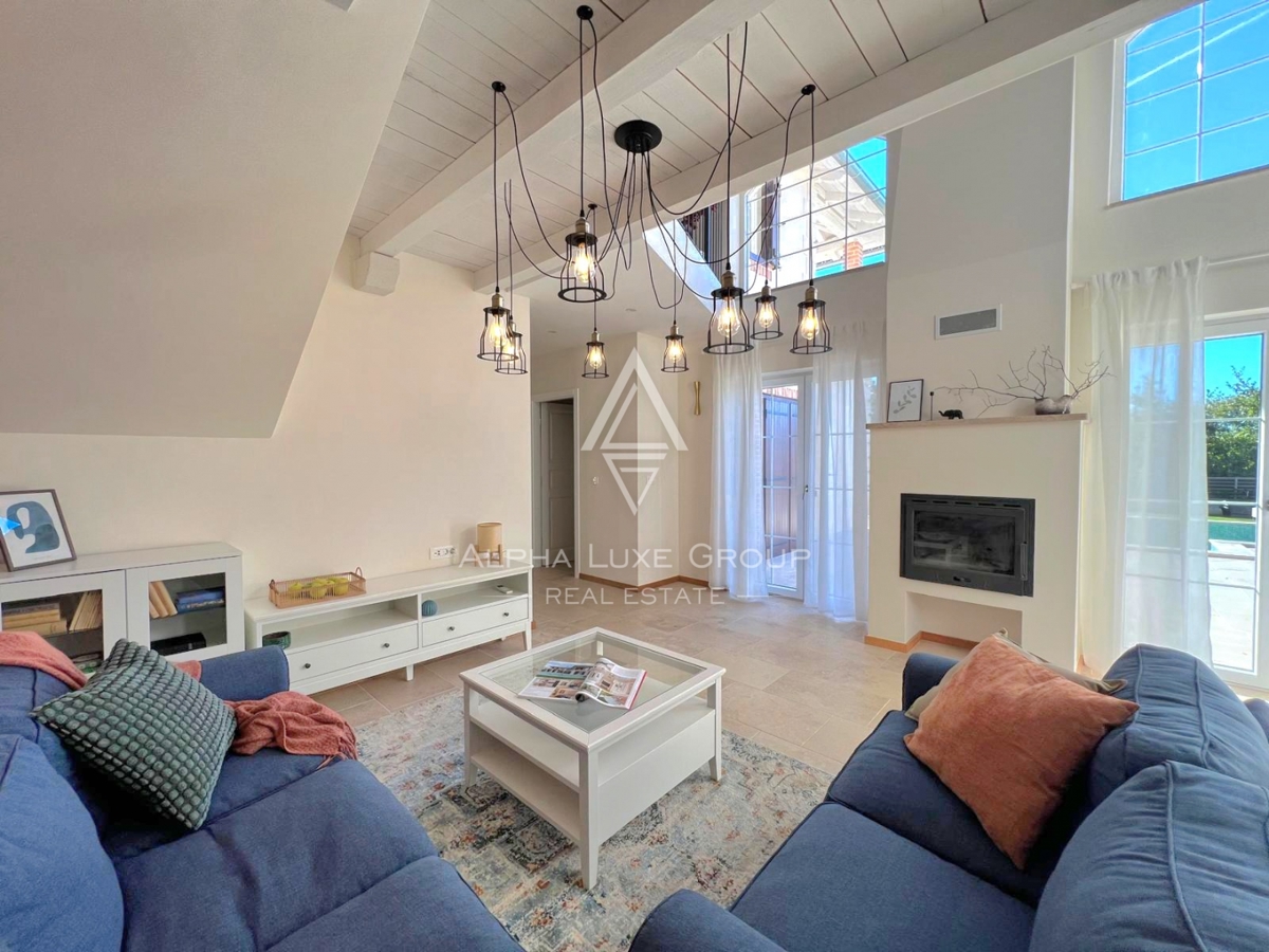 Poreč, Istra: Moderno zasnovana hiša za prodajo na iskani lokaciji