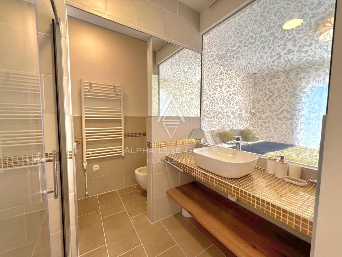 Poreč, Istra: Moderno zasnovana hiša za prodajo na iskani lokaciji