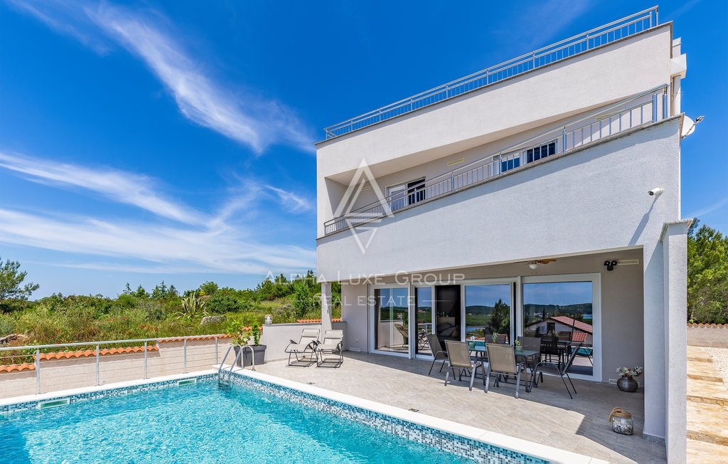 Čudovita vila z bazenom, 300M do plaže, Istra, Pula