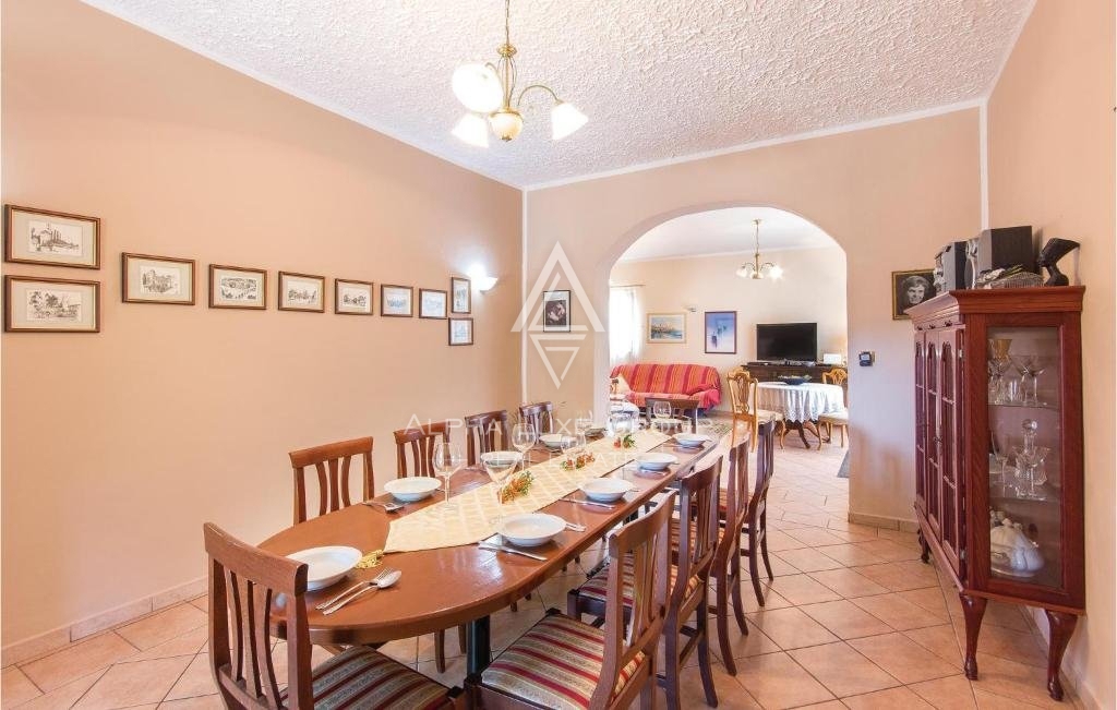 Čudovita hiša z bazenom in urejenim vrtom, Istra, Poreč