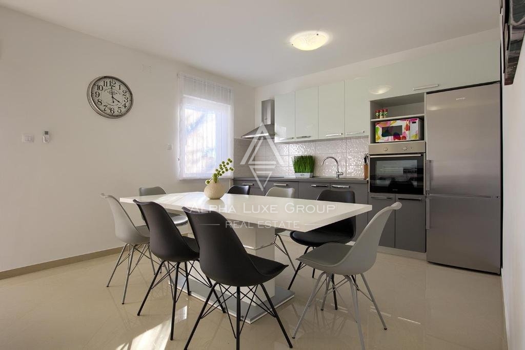 Lepa hiša s tremi prostornimi apartmaji in vrtom, Istra, Ližnjan.