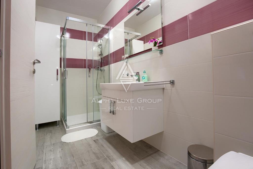 Lepa hiša s tremi prostornimi apartmaji in vrtom, Istra, Ližnjan.
