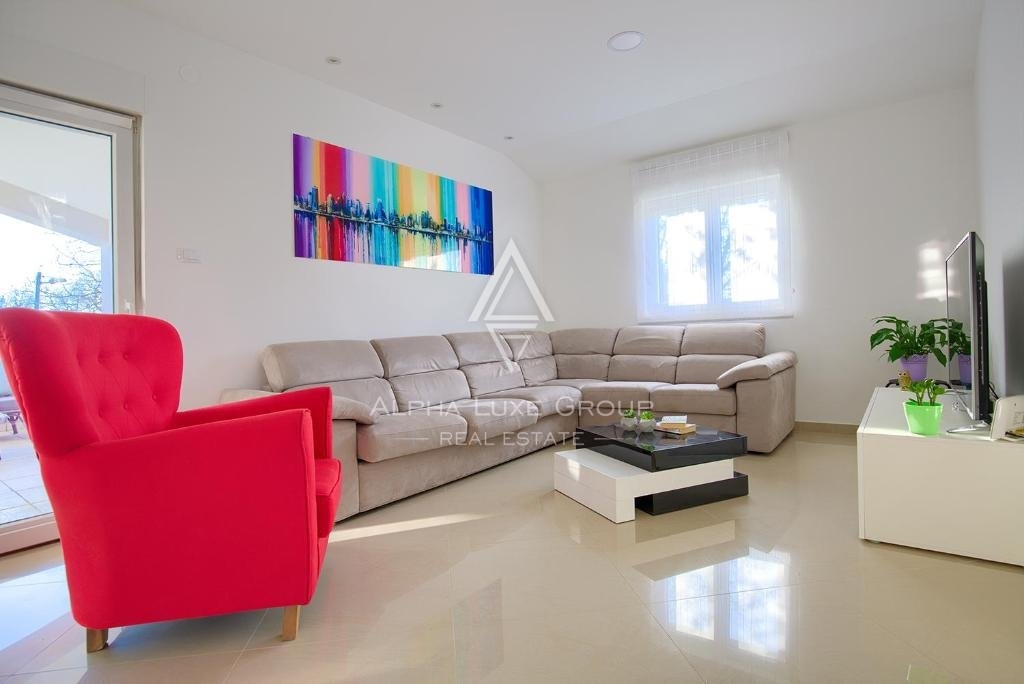 Lepa hiša s tremi prostornimi apartmaji in vrtom, Istra, Ližnjan.