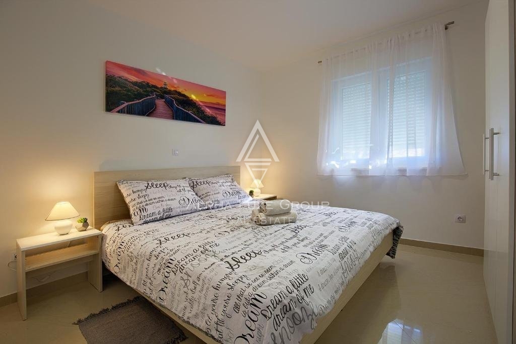 Lepa hiša s tremi prostornimi apartmaji in vrtom, Istra, Ližnjan.