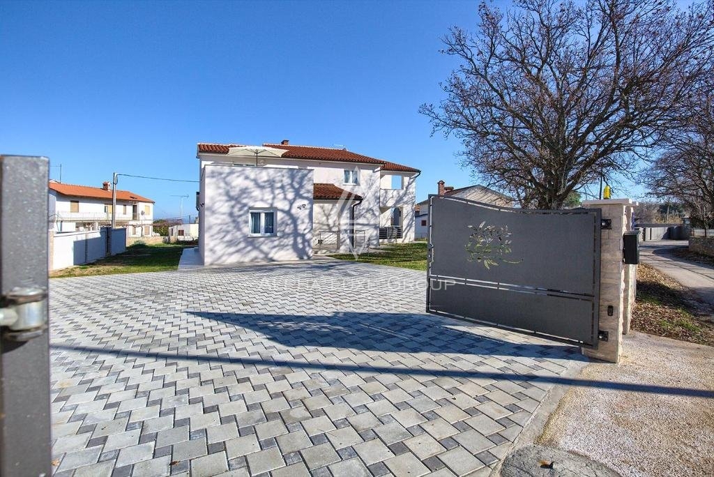 Lepa hiša s tremi prostornimi apartmaji in vrtom, Istra, Ližnjan.