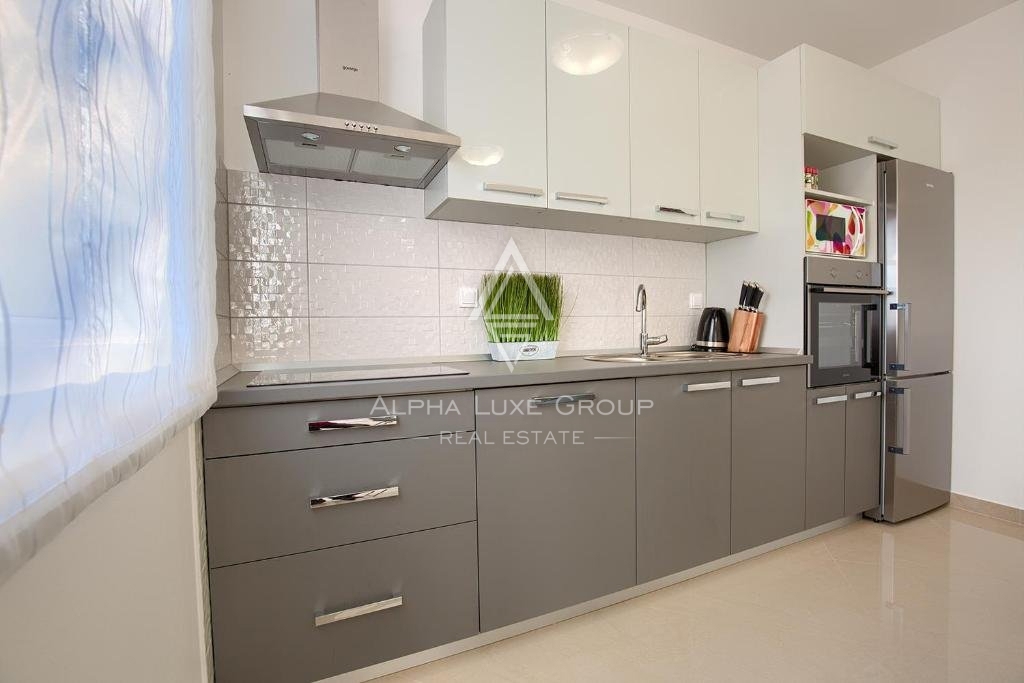 Lepa hiša s tremi prostornimi apartmaji in vrtom, Istra, Ližnjan.