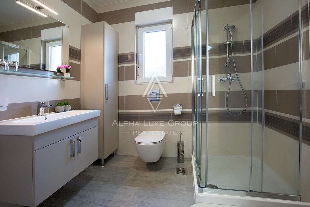Lepa hiša s tremi prostornimi apartmaji in vrtom, Istra, Ližnjan.
