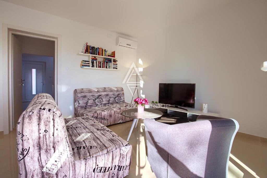 Lepa hiša s tremi prostornimi apartmaji in vrtom, Istra, Ližnjan.