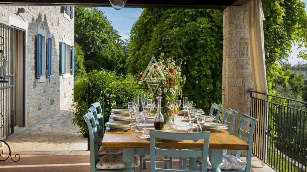Unikatno zasnovana kamnita vila s pogledom na morje in bazenom, Istra, Sveti Lovreč