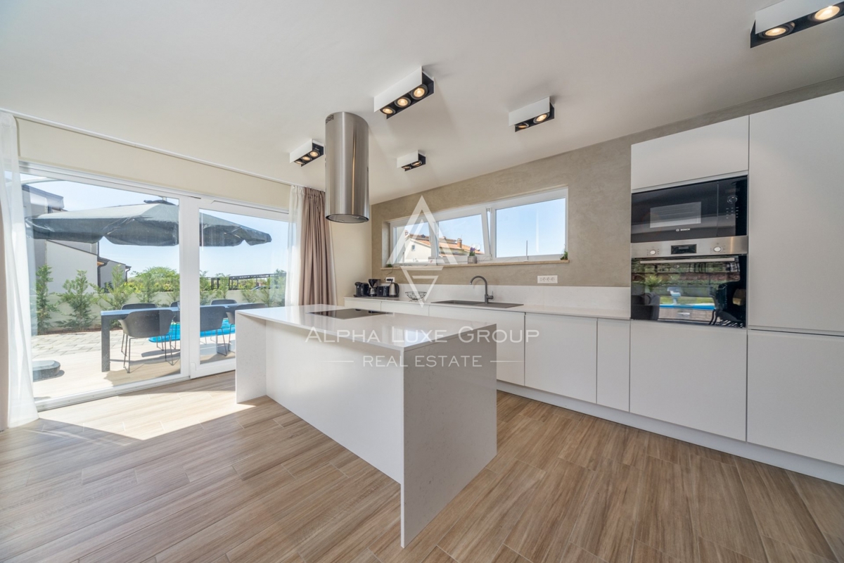 PRODAJEM SKUPINO ALPHA LUXE, MODERNA VILA, Blizu POREČA, MIRNA LOKACIJA
