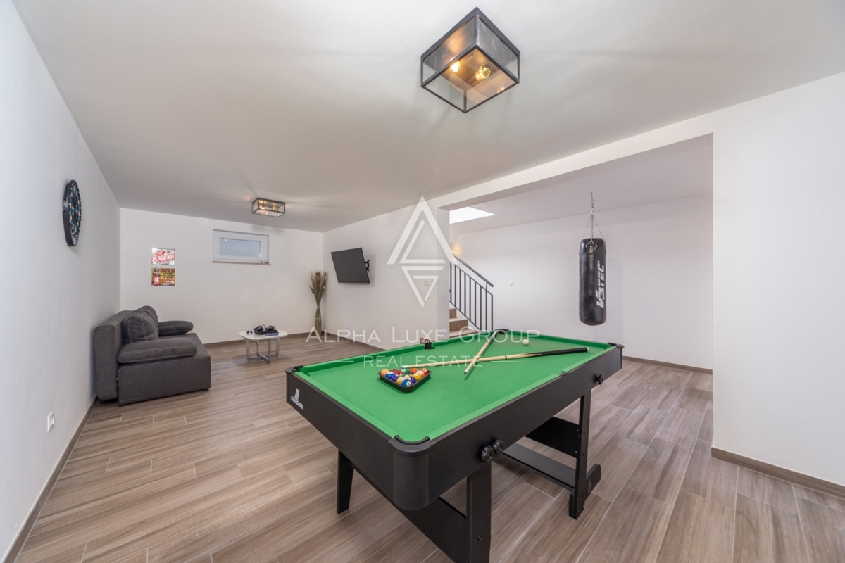 PRODAJEM SKUPINO ALPHA LUXE, MODERNA VILA, Blizu POREČA, MIRNA LOKACIJA