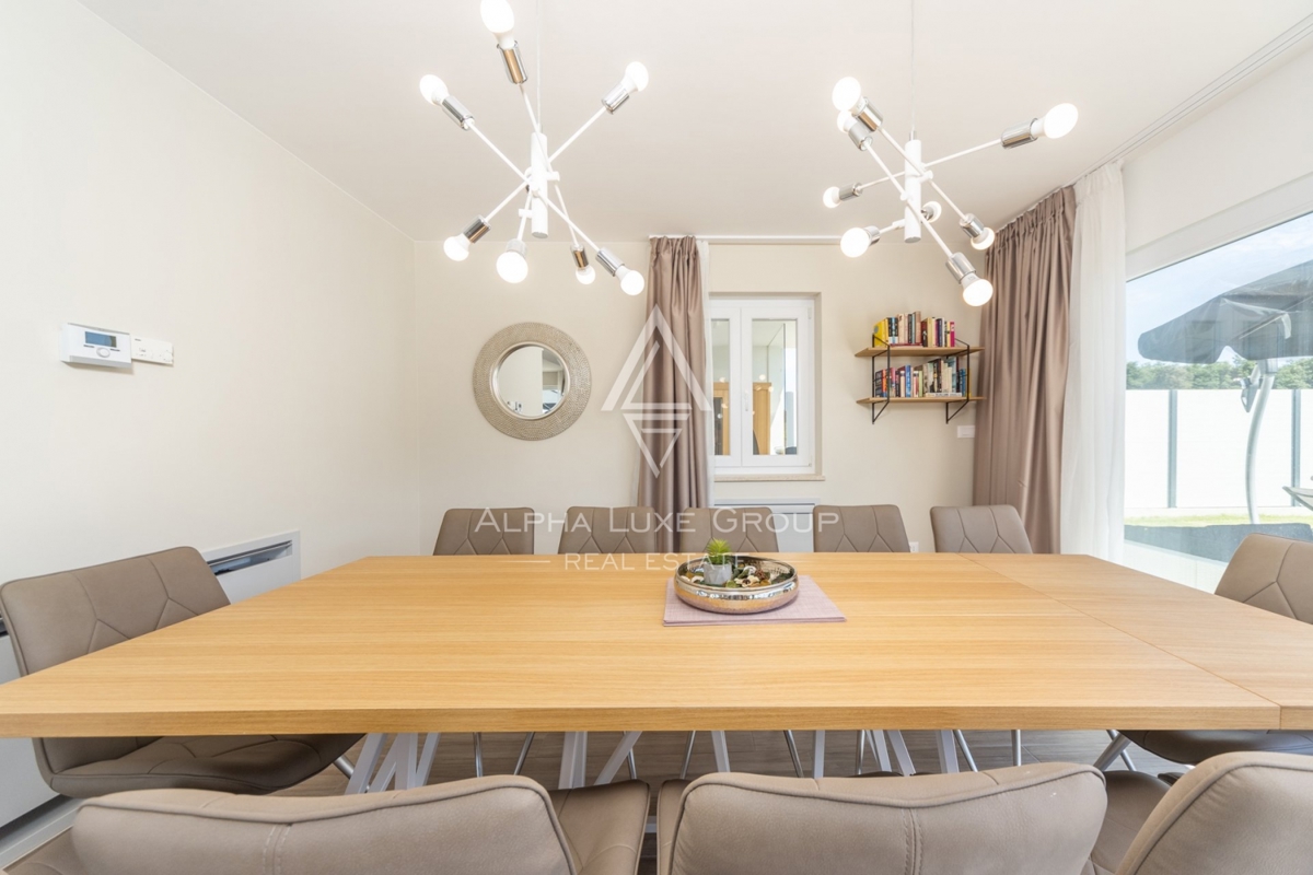 PRODAJEM SKUPINO ALPHA LUXE, MODERNA VILA, Blizu POREČA, MIRNA LOKACIJA