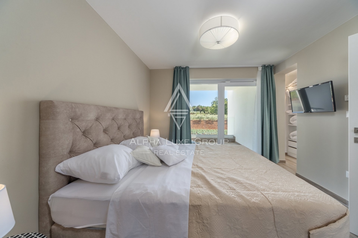 PRODAJEM SKUPINO ALPHA LUXE, MODERNA VILA, Blizu POREČA, MIRNA LOKACIJA